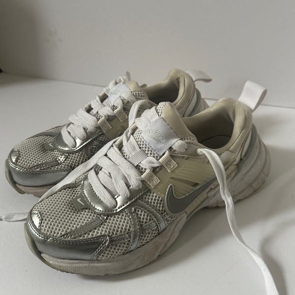 Nike Women’s Running Sneakers Size 7 - Picture 1 of 9
